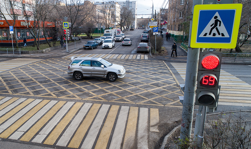 Какое место на улице опаснее перекресток или остановка автобуса